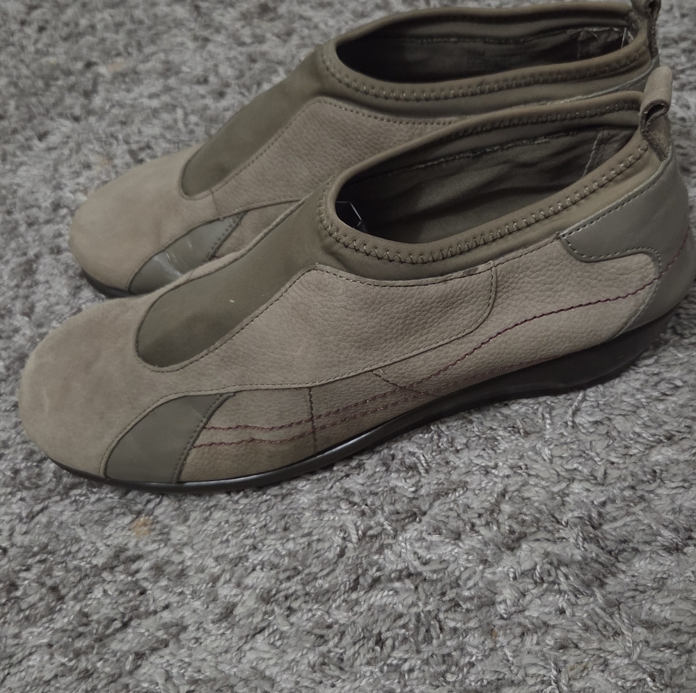 AEROSOLES Men's Green and Beige Casual Sneakers - Picture 7 of 10